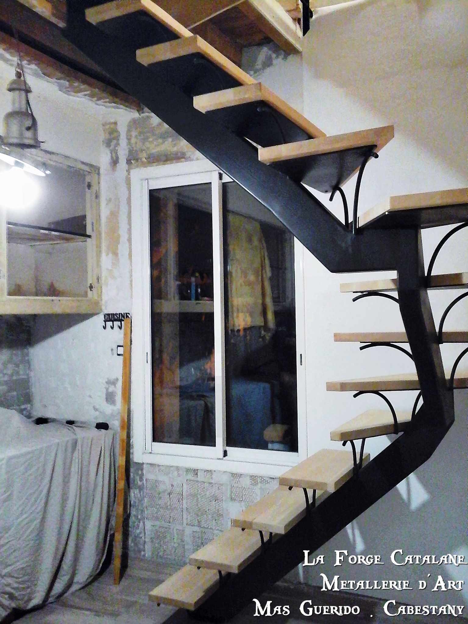 escalier limon central double quart tournant marches hetre forge catalane.jpg